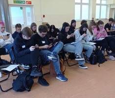 Powiększ zdjęcie Młodzież podczas rozwiązywania zadania