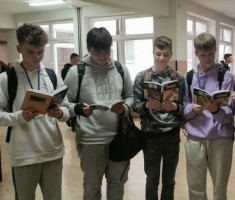 Powiększ zdjęcie Zaczytani uczniowie podczas akcji 