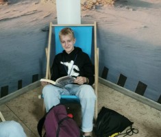 Powiększ zdjęcie Zaczytany uczeń