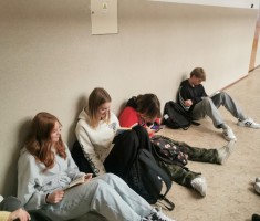 Powiększ zdjęcie Zaczytani uczniowie podczas akcji 