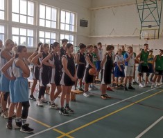 Powiększ zdjęcie Uczestnicy rywalizacji wysłuchują informacji od organizatorów turnieju