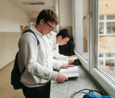 Powiększ zdjęcie Zaczytani uczniowie podczas akcji 