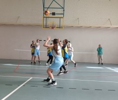 Powiększ zdjęcie Dziewczęta próbują się ustawić do walki o górną piłkę