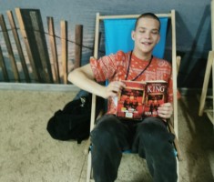 Powiększ zdjęcie Zaczytany uczeń