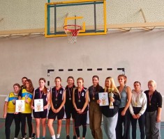 Powiększ zdjęcie Pamiątkowe zdjęcie wszystkich uczestniczek mistrzostw po dekoracji