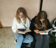 Powiększ zdjęcie Zaczytane uczennice podczas akcji 