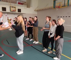 Powiększ zdjęcie Kapitan zespołu odbiera pamiątkowy, okazały puchar za zwycięstwo w zawodach 