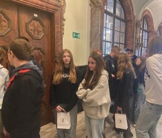 Powiększ zdjęcie Zwiedzanie Zamku