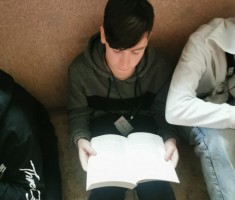 Powiększ zdjęcie Zaczytany uczeń