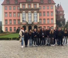 Powiększ zdjęcie Przed Zamkiem 