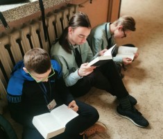 Powiększ zdjęcie Zaczytani uczniowie podczas akcji 