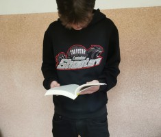 Powiększ zdjęcie Zaczytany uczeń