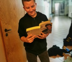 Powiększ zdjęcie Zaczytany uczeń