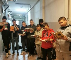 Powiększ zdjęcie Zaczytani uczniowie podczas akcji 