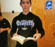 Powiększ zdjęcie Zaczytany uczeń