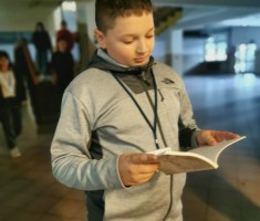 Powiększ zdjęcie Zaczytany uczeń