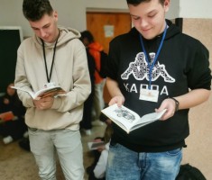 Powiększ zdjęcie Zaczytani uczniowie podczas akcji 