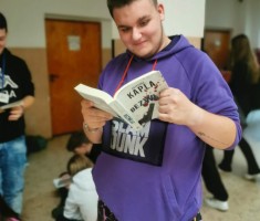 Powiększ zdjęcie Zaczytany i zadowolony uczeń