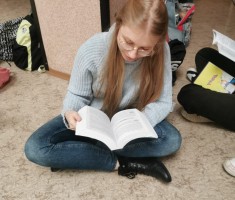 Powiększ zdjęcie Zaczytana uczennica