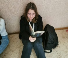 Powiększ zdjęcie Zaczytana uczennica