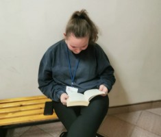Powiększ zdjęcie Zaczytana uczennica
