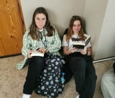 Powiększ zdjęcie Zaczytane dziewczyny podczas akcji 