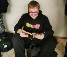 Powiększ zdjęcie Zaczytany uczeń