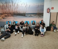 Powiększ zdjęcie Zaczytani uczniowie podczas akcji 