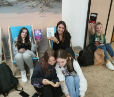 Powiększ zdjęcie Zaczytane dziewczyny podczas akcji 