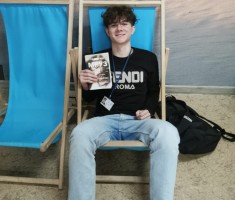 Powiększ zdjęcie Zaczytany uczeń