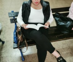 Powiększ zdjęcie Zaczytana uczennica