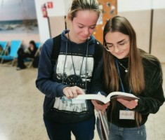 Powiększ zdjęcie Zaczytane dziewczyny podczas akcji 