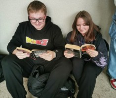 Powiększ zdjęcie Zaczytani uczniowie podczas akcji 