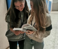 Powiększ zdjęcie Zaczytane dziewczyny podczas akcji 