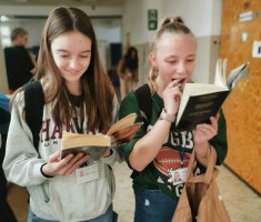 Powiększ zdjęcie Zaczytane dziewczyny podczas akcji 