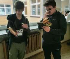 Powiększ zdjęcie Zaczytani uczniowie podczas akcji 