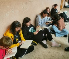 Powiększ zdjęcie Zaczytani uczniowie podczas akcji 