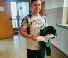 Powiększ zdjęcie Zaczytany uczeń