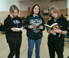 Powiększ zdjęcie Zaczytane dziewczyny podczas akcji 