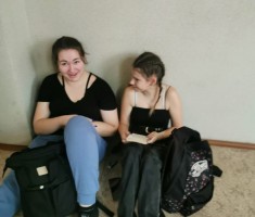 Powiększ zdjęcie Zaczytane dziewczyny podczas akcji 