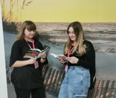 Powiększ zdjęcie Zaczytane dziewczyny podczas akcji 