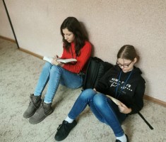 Powiększ zdjęcie Zaczytane dziewczyny podczas akcji 