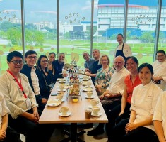 Powiększ zdjęcie Zdjęcie przedstawia uczestników wspólnego lunchu w kawiarni szkolnej, gdzie sprzedawane są wypieki uczniów 