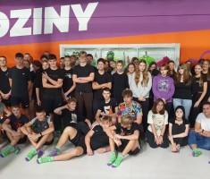 Powiększ zdjęcie Młodzież w Parku Trampolin