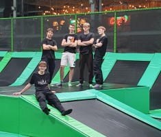 Powiększ zdjęcie Młodzież w Parku Trampolin