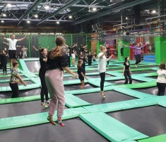 Powiększ zdjęcie Młodzież w Parku Trampolin