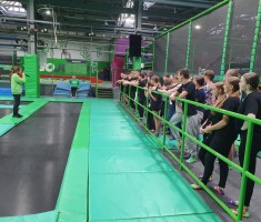 Powiększ zdjęcie Młodzież w Parku Trampolin