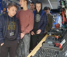 Powiększ zdjęcie Uczniowie w narzędziobusie - prezentacja narzędzi