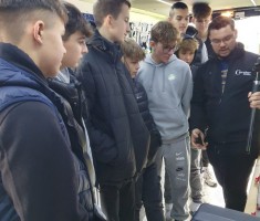 Powiększ zdjęcie Uczniowie w narzędziobusie - prezentacja narzędzi