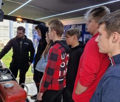 Powiększ zdjęcie Uczniowie w narzędziobusie - prezentacja narzędzi